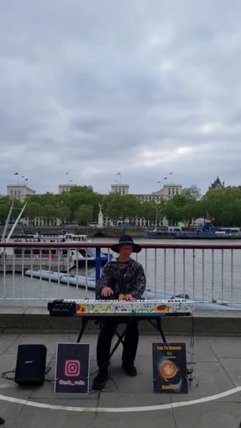 Man Playing Piano Public Place London Eye Londyn Anglia — Wideo stockowe