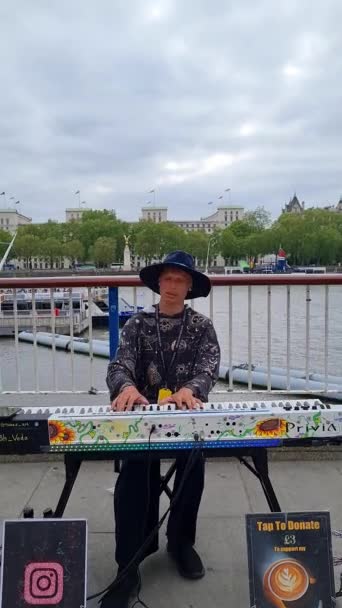 Homme Jouant Piano Public Place London Eye Londres City Angleterre — Video