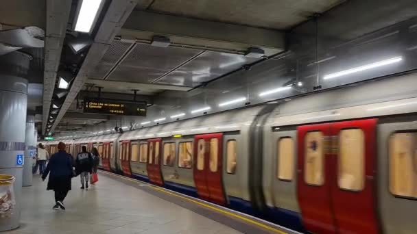 Die Schönsten Low Angle Aufnahmen Der Bahn Station Central London — Stockvideo