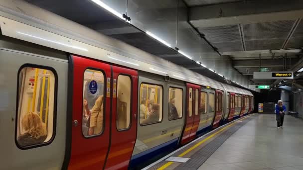Filmación Más Hermosa Estación Tren Subterráneo Metro Centro Londres Capital — Vídeos de Stock