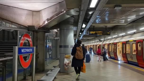 英国伦敦市中心地铁车站最美丽的低角度段镜头 拍摄于2023年5月30日 — 图库视频影像