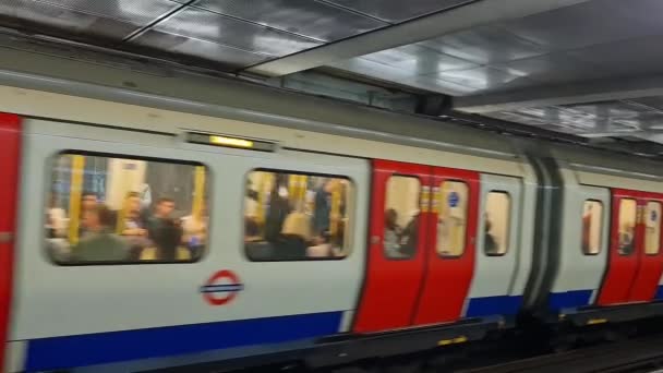 Die Schönsten Low Angle Aufnahmen Der Bahn Station Central London — Stockvideo