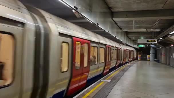 Mest Vackra Lågvinkelfilm Tunnelbanestationen Metro Railway Station Centrala London Capital — Stockvideo
