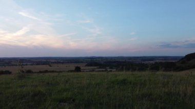 Günbatımında insansız hava aracının Sharpenhoe Açık Arazi Alkışlayıcıları Vadisi 'ndeki uçuşu. Görüntü 23-Ağustos-2021 'de kaydedildi.