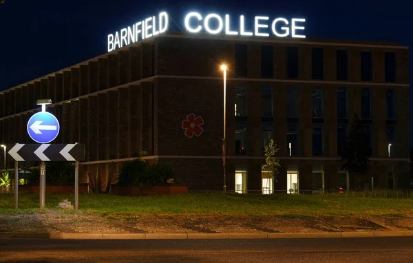 Luton, Birleşik Krallık - 30 Mayıs 2023: Barnfield College and Road Luton at Night