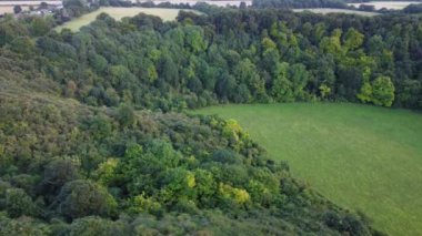 Günbatımında insansız hava aracının Sharpenhoe Açık Arazi Alkışlayıcıları Vadisi 'ndeki uçuşu. Görüntü 23-Ağustos-2021 'de kaydedildi.