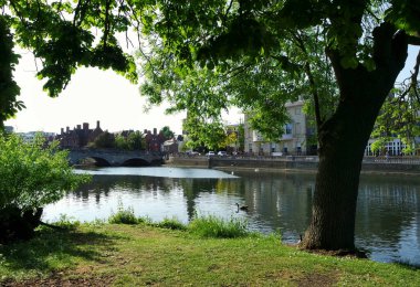 Bedford, İngiltere - 27 Mayıs 2023: River Ouse ve Park Bedford City