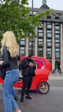 Londra 'nın Güzel Düşük Açı Tur Görüntüleri, Londra' nın Başkenti İngiltere 30-20-23 Mayıs tarihlerinde Londra 'yı ziyaret eden birçok turist ile çok meşguldü. 