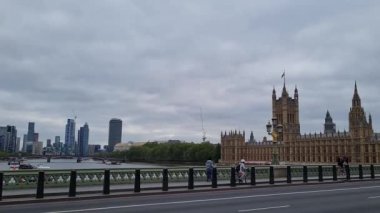 Londra 'nın Güzel Düşük Açı Tur Görüntüleri, Londra' nın Başkenti İngiltere 30-20-23 Mayıs tarihlerinde Londra 'yı ziyaret eden birçok turist ile çok meşguldü.