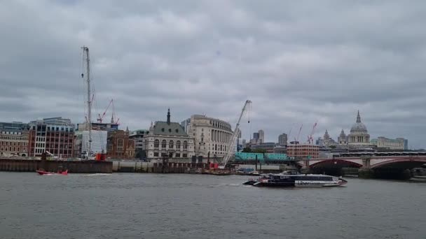 伦敦市中心美丽的低角度影像伦敦伦敦的首都城非常繁忙 世界各地的游客纷纷到访 伦敦将于2023年5月30日至5月23日成行 — 图库视频影像