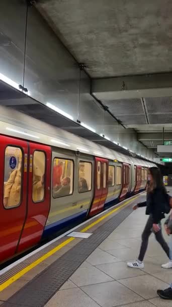 Mensen Die Met Trein Reizen Central London Capital City England — Stockvideo