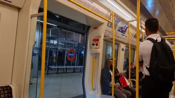 Emberek Vonaton Utaznak Central London Capital City England Nagy Britanniában — Stock videók
