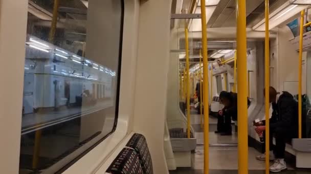 Personas Que Viajan Tren Centro Londres Capital Inglaterra Gran Bretaña — Vídeos de Stock