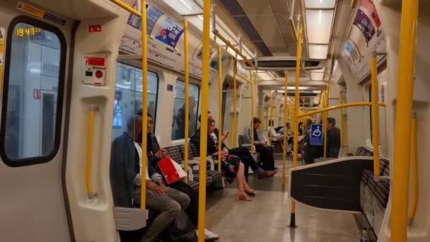 Άνθρωποι Που Ταξιδεύουν Τρένο Στο Central London Capital City Της — Αρχείο Βίντεο
