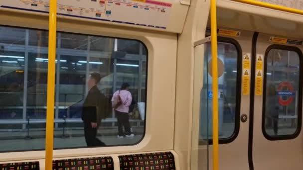 Personas Que Viajan Tren Centro Londres Capital Inglaterra Gran Bretaña — Vídeo de stock