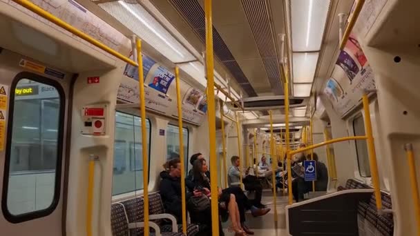 Люди Путешествующие Трейну Центре Лондона Столице Великобритании Запись Сделана Мая — стоковое видео
