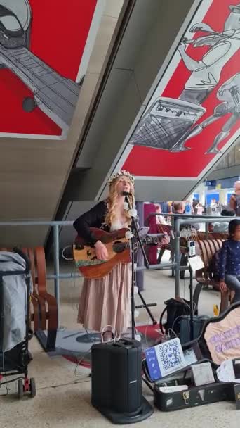 Una Bella Dama Está Cantando Estación Tren Waterloo Crowed People — Vídeos de Stock