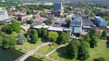 İngiltere 'nin Bedford şehrinin hava görüntüleri. 27 Mayıs 2023 'te güzel güneşli bir günde Drone' un Kamerası ile yakalandı. 