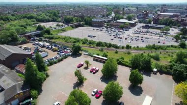 İngiltere 'nin Bedford şehrinin hava görüntüleri. 27 Mayıs 2023 'te güzel güneşli bir günde Drone' un Kamerası ile yakalandı. 