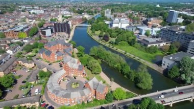 İngiltere 'nin Bedford şehrinin hava görüntüleri. 27 Mayıs 2023 'te güzel güneşli bir günde Drone' un Kamerası ile yakalandı. 
