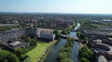 İngiltere 'nin Bedford şehrinin hava görüntüleri. 27 Mayıs 2023 'te güzel güneşli bir günde Drone' un Kamerası ile yakalandı. 