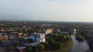 İngiltere 'nin Bedford şehrinin hava görüntüsü, İHA' nın kamerasıyla 28 Mayıs 2023 'te İngiltere üzerinde güneşli bir günde çekildi. 