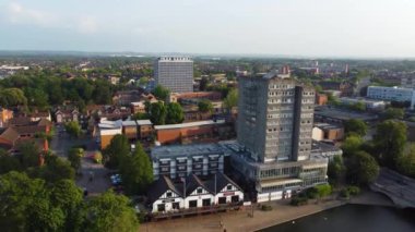İngiltere 'nin Bedford şehrinin hava görüntüsü, İHA' nın kamerasıyla 28 Mayıs 2023 'te İngiltere üzerinde güneşli bir günde çekildi. 