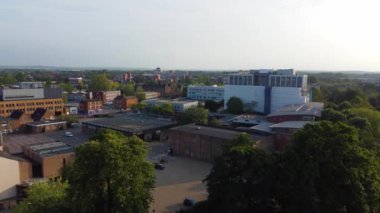 İngiltere 'nin Bedford şehrinin hava görüntüsü, İHA' nın kamerasıyla 28 Mayıs 2023 'te İngiltere üzerinde güneşli bir günde çekildi. 