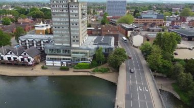İngiltere 'nin Bedford şehrinin hava görüntüsü, İHA' nın kamerasıyla 28 Mayıs 2023 'te İngiltere üzerinde güneşli bir günde çekildi. 