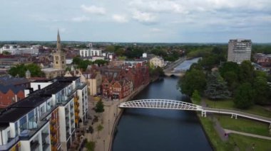 İngiltere 'nin Bedford şehrinin hava görüntüsü, İHA' nın kamerasıyla 28 Mayıs 2023 'te İngiltere üzerinde güneşli bir günde çekildi. 