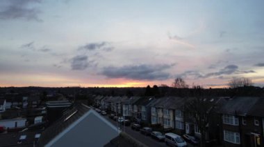 Gündoğumu Gökyüzü ve Bulutlar İngiltere 'nin Luton şehrinin görüntüleri