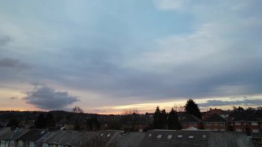  Gündoğumu Gökyüzü ve Bulutlar İngiltere 'nin Luton şehrinin görüntüleri