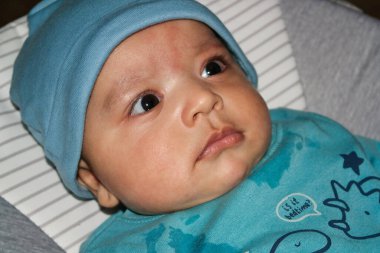 Yeni doğan şirin Asyalı Pakistanlı bebek portresi 