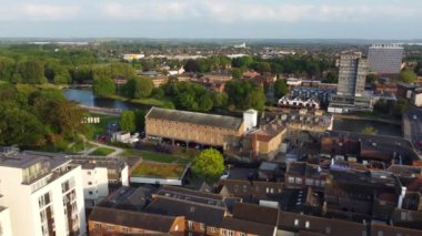 İngiltere 'nin Bedford şehrinin hava görüntüleri. 27 Mayıs 2023 'te güzel güneşli bir günde Drone' un Kamerası ile yakalandı. 