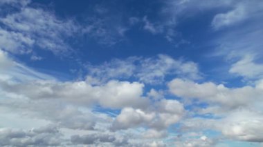 İngiltere 'nin Luton şehrinde dramatik bulutları olan En Güzel Gökyüzü