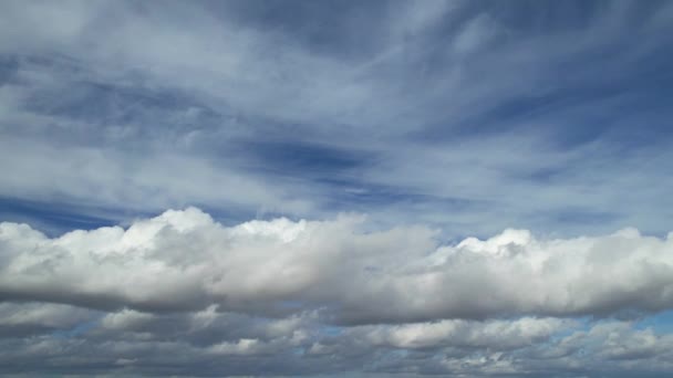 Schönster Himmel Mit Dramatischen Wolken Über Der Englischen Stadt Luton — Stockvideo