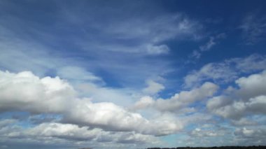 İngiltere 'nin Luton şehrinde dramatik bulutları olan En Güzel Gökyüzü