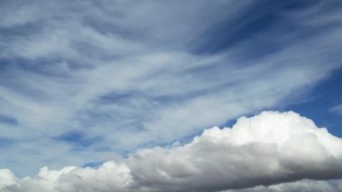 İngiltere 'nin Luton şehrinde dramatik bulutları olan En Güzel Gökyüzü