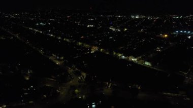 Aydınlanmış İngiliz Şehri ve Gece Yolları 'nın Güzel Hava Manzarası. İHA 'nın Aydınlanmış İngiliz Kasabası Yüksek Açı Görüntüsü. Görüntü 22 Ekim 2022 'de çekildi.