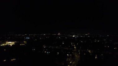 Aydınlanmış İngiliz Şehri ve Gece Yolları 'nın Güzel Hava Manzarası. İHA 'nın Aydınlanmış İngiliz Kasabası Yüksek Açı Görüntüsü. Görüntü 22 Ekim 2022 'de çekildi.