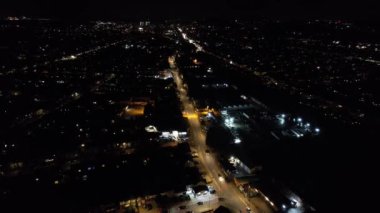 Aydınlanmış İngiliz Şehri ve Gece Yolları 'nın Güzel Hava Manzarası. İHA 'nın Aydınlanmış İngiliz Kasabası Yüksek Açı Görüntüsü. Görüntü 22 Ekim 2022 'de çekildi.
