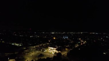 Aydınlanmış İngiliz Şehri ve Gece Yolları 'nın Güzel Hava Manzarası. İHA 'nın Aydınlanmış İngiliz Kasabası Yüksek Açı Görüntüsü. Görüntü 22 Ekim 2022 'de çekildi.