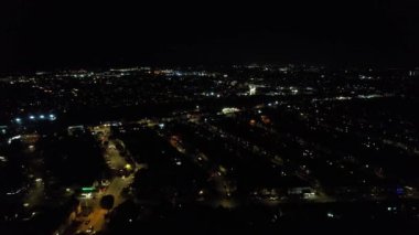 Aydınlanmış İngiliz Şehri ve Gece Yolları 'nın Güzel Hava Manzarası. İHA 'nın Aydınlanmış İngiliz Kasabası Yüksek Açı Görüntüsü. Görüntü 22 Ekim 2022 'de çekildi.