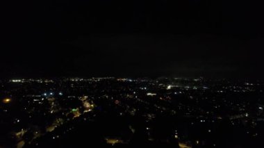 Aydınlanmış İngiliz Şehri ve Gece Yolları 'nın Güzel Hava Manzarası. İHA 'nın Aydınlanmış İngiliz Kasabası Yüksek Açı Görüntüsü. Görüntü 22 Ekim 2022 'de çekildi.