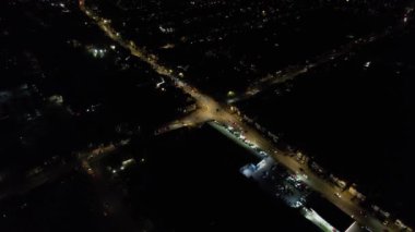 Aydınlanmış İngiliz Şehri ve Gece Yolları 'nın Güzel Hava Manzarası. İHA 'nın Aydınlanmış İngiliz Kasabası Yüksek Açı Görüntüsü. Görüntü 22 Ekim 2022 'de çekildi.