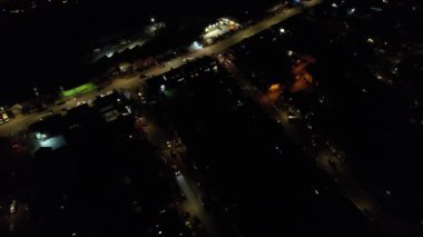 Aydınlanmış İngiliz Şehri ve Gece Yolları 'nın Güzel Hava Manzarası. İHA 'nın Aydınlanmış İngiliz Kasabası Yüksek Açı Görüntüsü. Görüntü 22 Ekim 2022 'de çekildi.