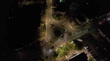 Aydınlanmış İngiliz Şehri ve Gece Yolları 'nın Güzel Hava Manzarası. İHA 'nın Aydınlanmış İngiliz Kasabası Yüksek Açı Görüntüsü. Görüntü 22 Ekim 2022 'de çekildi.