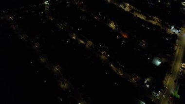 Aydınlanmış İngiliz Şehri ve Gece Yolları 'nın Güzel Hava Manzarası. İHA 'nın Aydınlanmış İngiliz Kasabası Yüksek Açı Görüntüsü. Görüntü 22 Ekim 2022 'de çekildi.