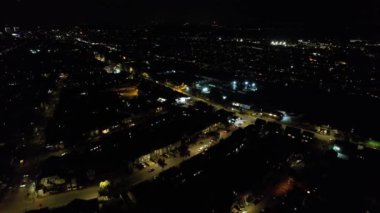 Aydınlanmış İngiliz Şehri ve Gece Yolları 'nın Güzel Hava Manzarası. İHA 'nın Aydınlanmış İngiliz Kasabası Yüksek Açı Görüntüsü. Görüntü 22 Ekim 2022 'de çekildi.
