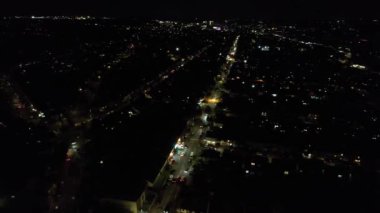 Aydınlanmış İngiliz Şehri ve Gece Yolları 'nın Güzel Hava Manzarası. İHA 'nın Aydınlanmış İngiliz Kasabası Yüksek Açı Görüntüsü. Görüntü 22 Ekim 2022 'de çekildi.